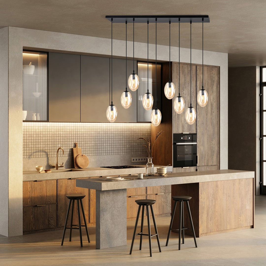Suspension installée au-dessus d'un îlot de cuisine en béton et bois clair