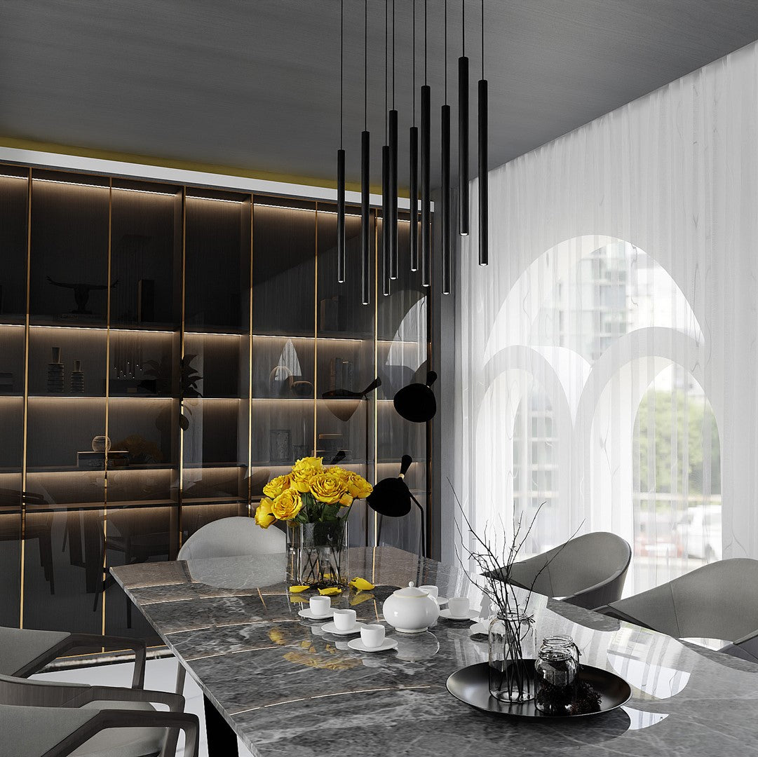 Mise en ambiance dans une salle à manger avec buffet vitré et roses jaunes
