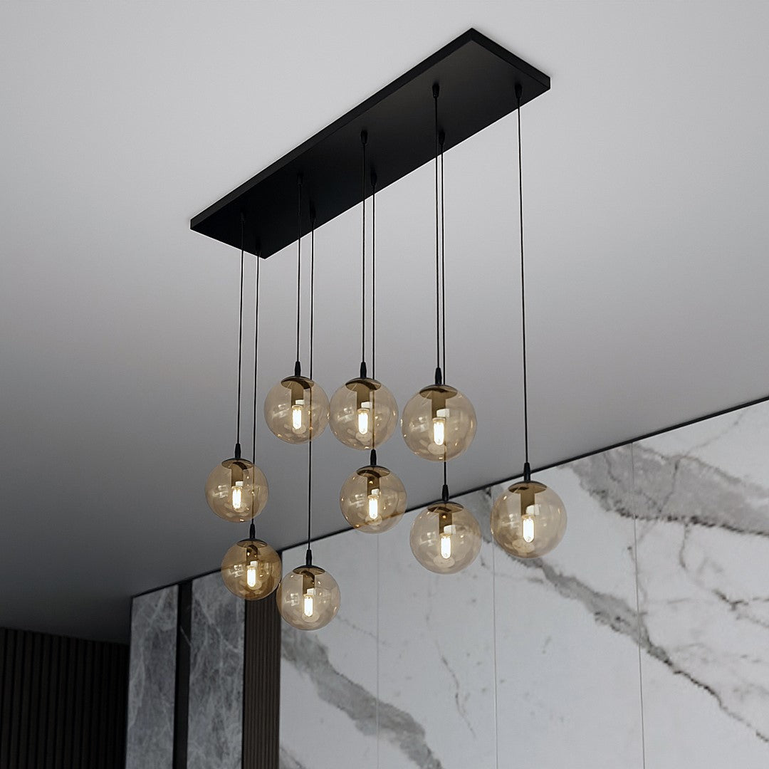 Vue en contre-plongée du luminaire devant un mur de marbre clair
