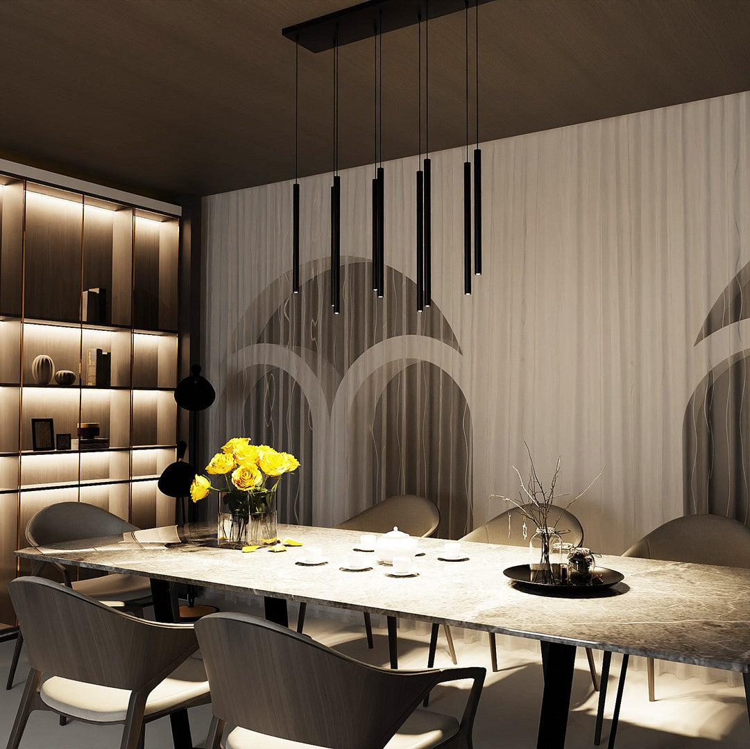 Ambiance de dîner avec suspension noire au-dessus d'une table en marbre et chaises claires
