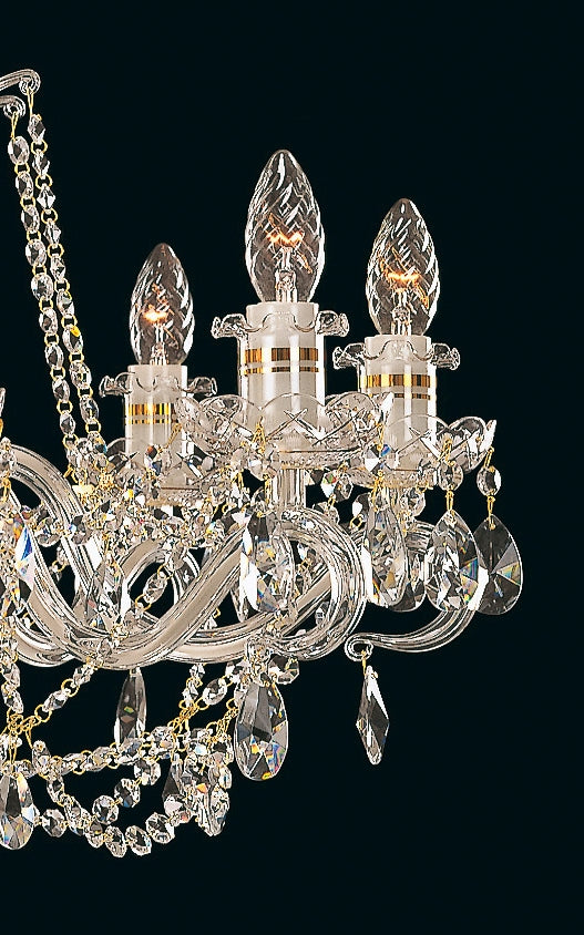 Détail rapproché des douilles à collerette et des pendentifs taillés suspendus