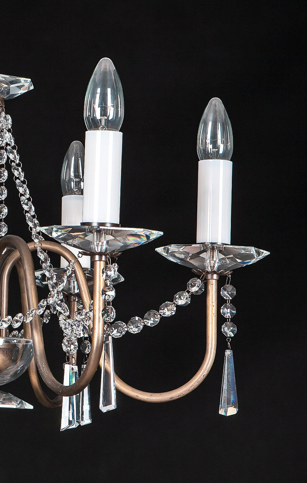 Détail d'une douille blanche, sa coupelle en cristal et son pendentif effilé