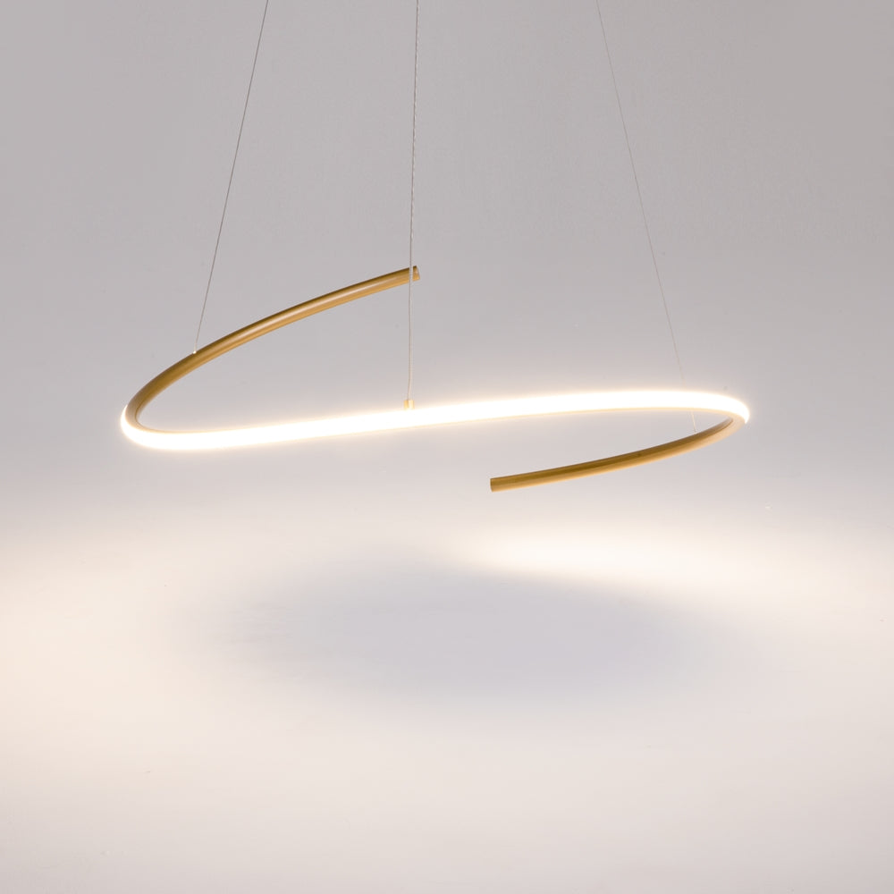 Vue rapprochée de l'anneau spiralé allumé, ruban LED diffusant une lumière chaude.