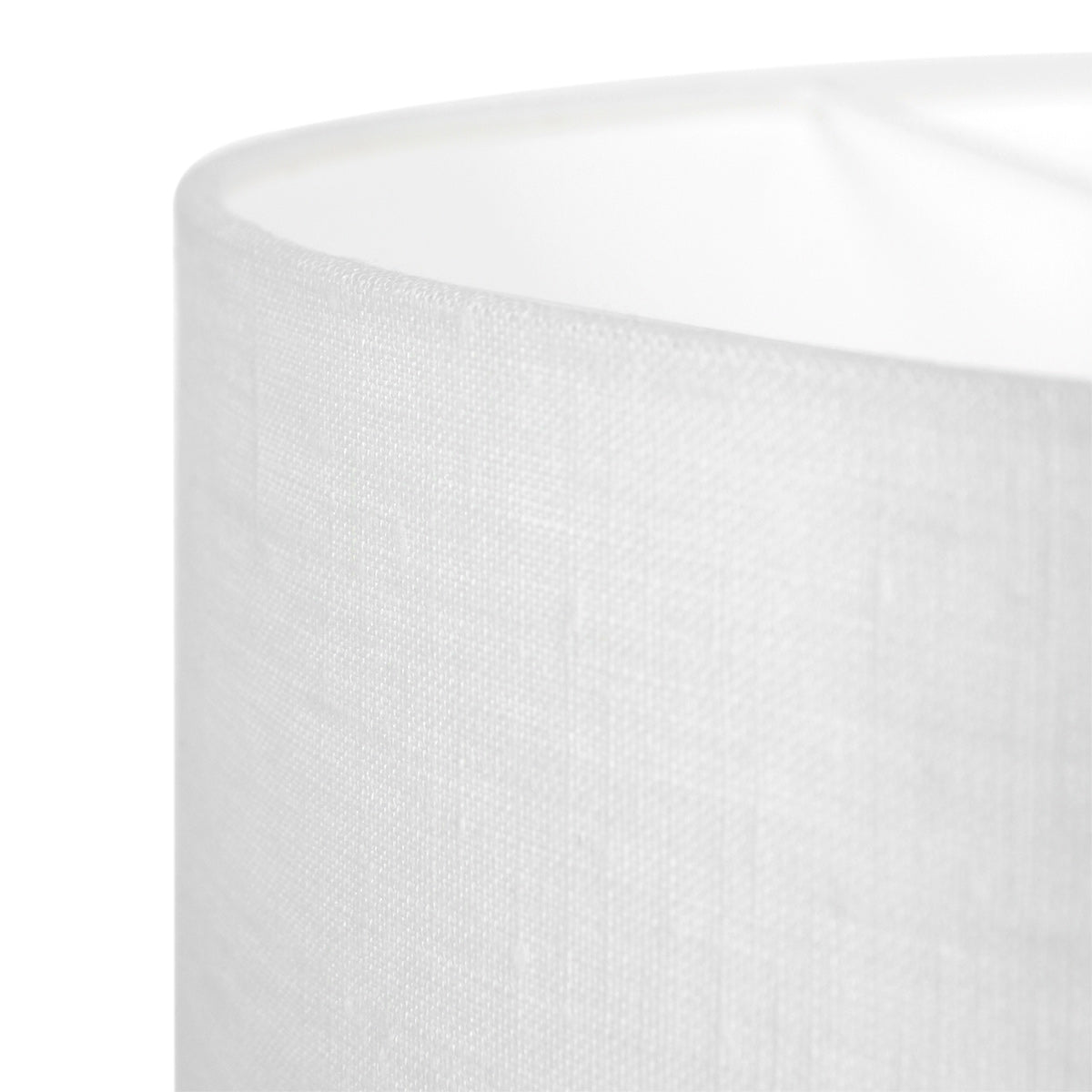 Gros plan sur la texture du tissu de lin blanc de l'abat-jour.