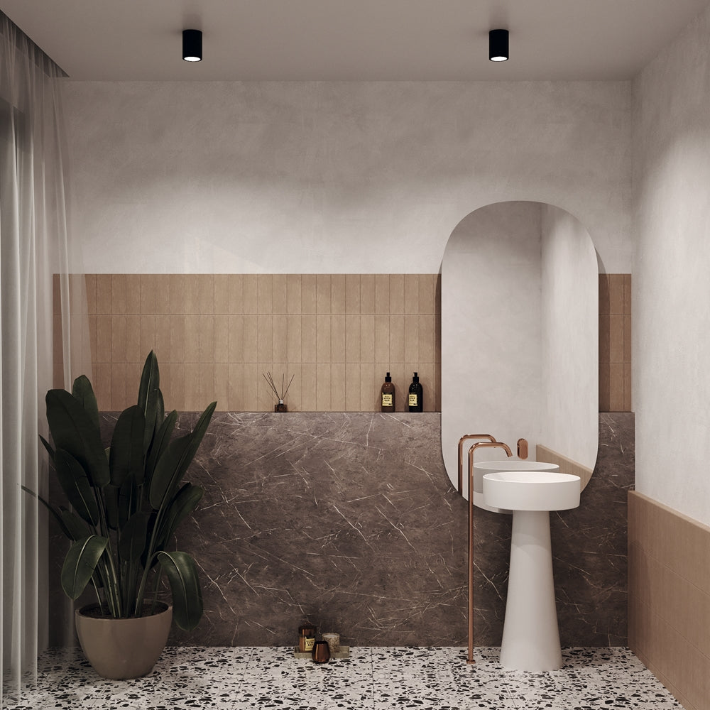 Mise en situation dans une salle de bain, deux spots noirs au plafond