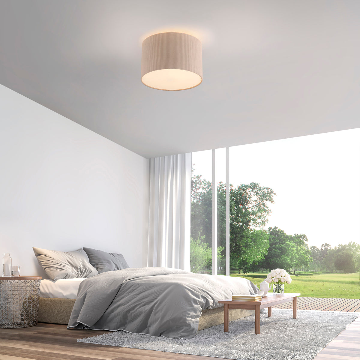 Mise en ambiance dans une chambre claire, plafonnier allumé au-dessus du lit