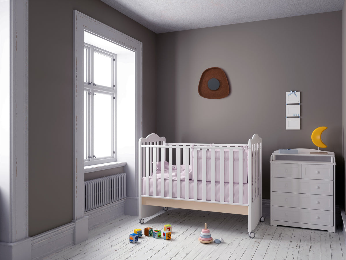 Ambiance chambre d'enfant, applique murale marron éteinte sur mur gris.