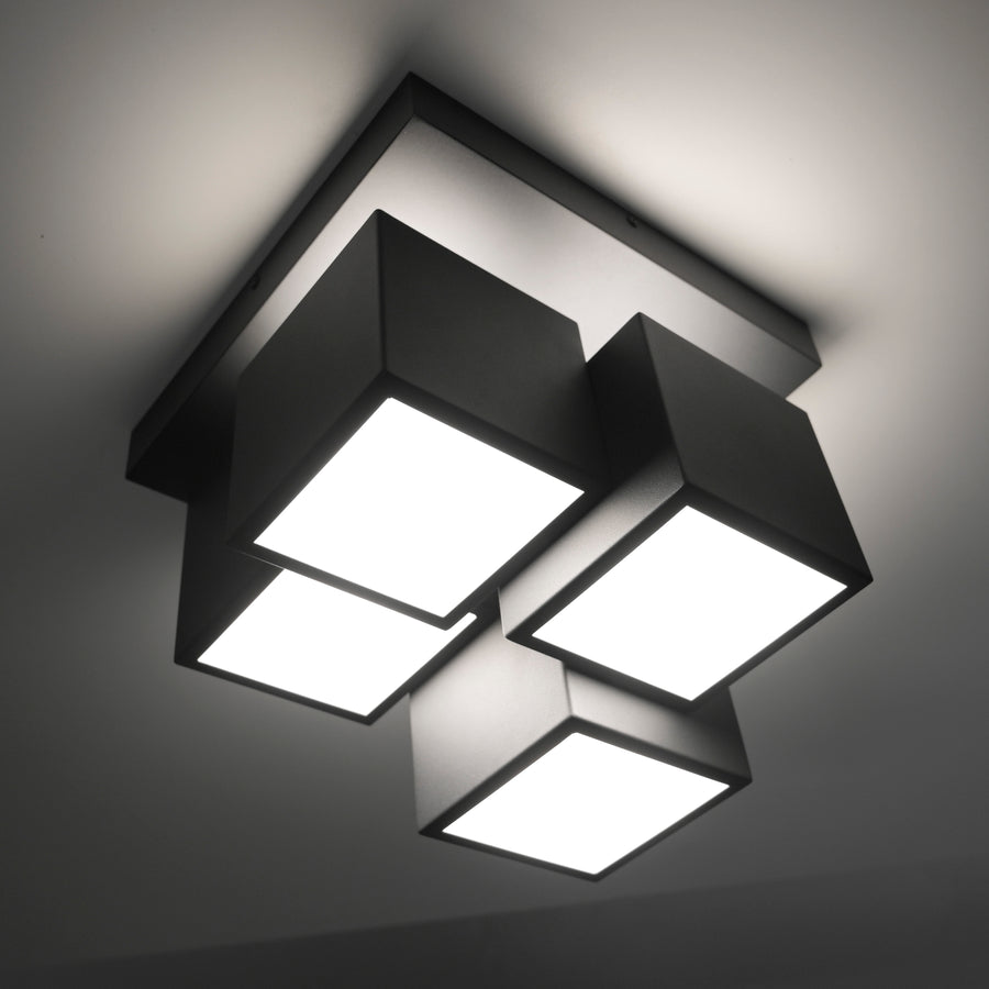 Vue plongeante du plafonnier éclairé, cubes noirs et diffuseurs blancs intenses