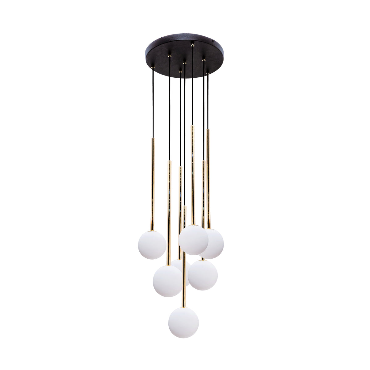 Vue d'ensemble de la suspension noire et dorée avec sept globes blancs suspendus.