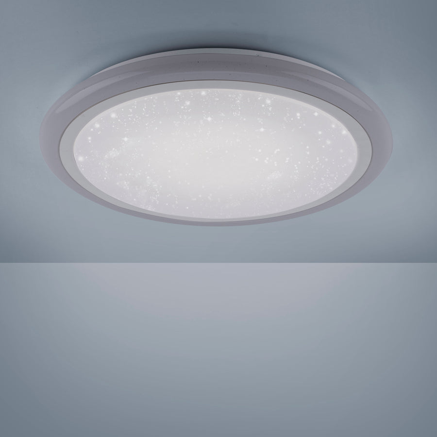 Plafonnier allumé fixé au plafond, diffusant lumière blanche et halo