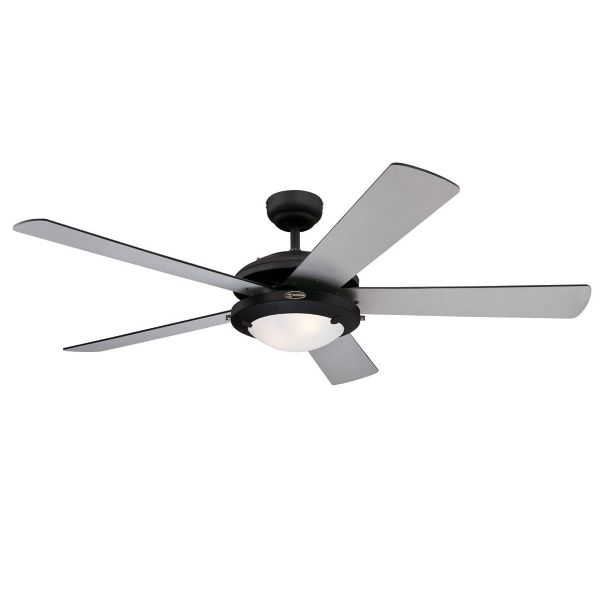 Même ventilateur de plafond avec pales argentées et diffuseur en verre, présenté sur fond blanc