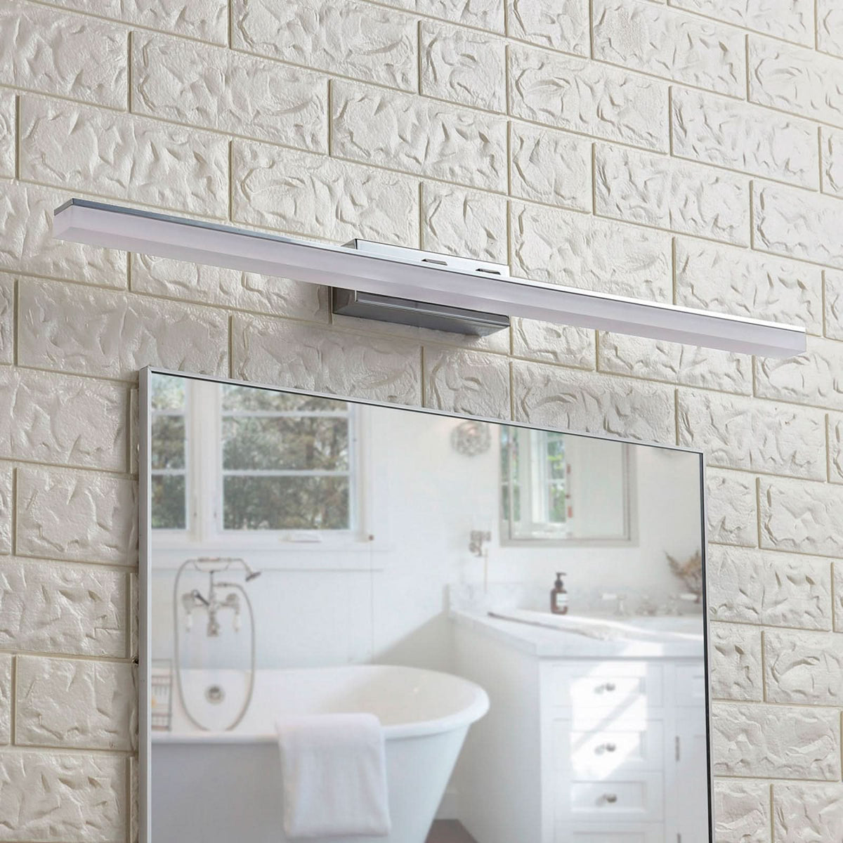 Applique murale LED Julie en métal, blanc satiné et chromé, hauteur 5,7 cm, IP44, 3000 K, 14,5 W