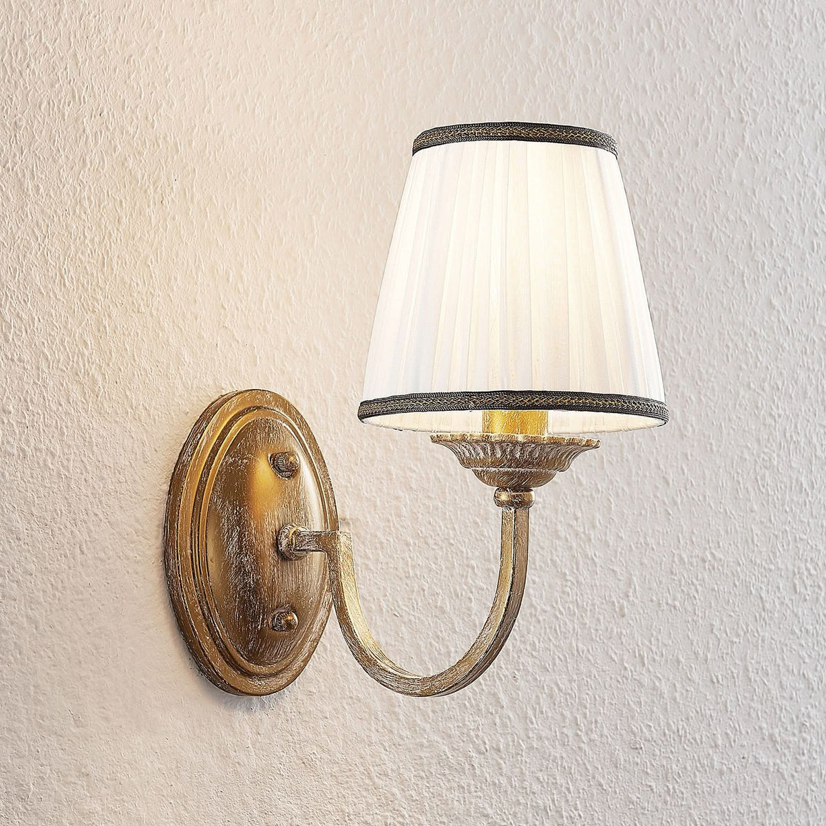 Applique murale Lumiel en tissu, crème et laiton ancien, hauteur 27 cm