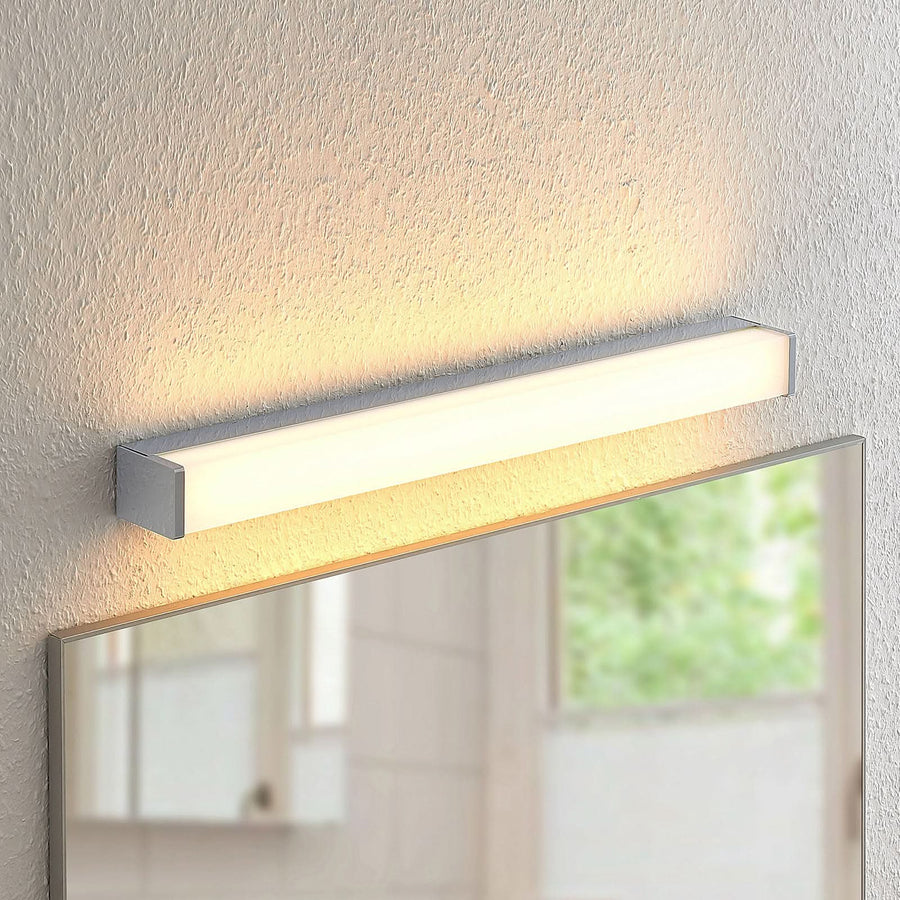 Applique murale LED Klea en aluminium, blanc et chromé, hauteur 5 cm, IP44, 3000 K, 10,5 W