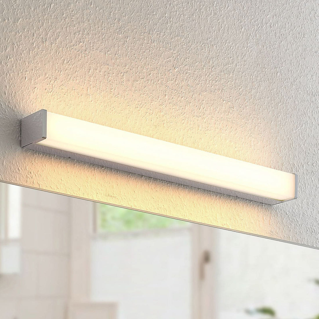 Applique murale LED Klea en aluminium, blanc et chromé, hauteur 5 cm, IP44, 3000 K, 10,5 W