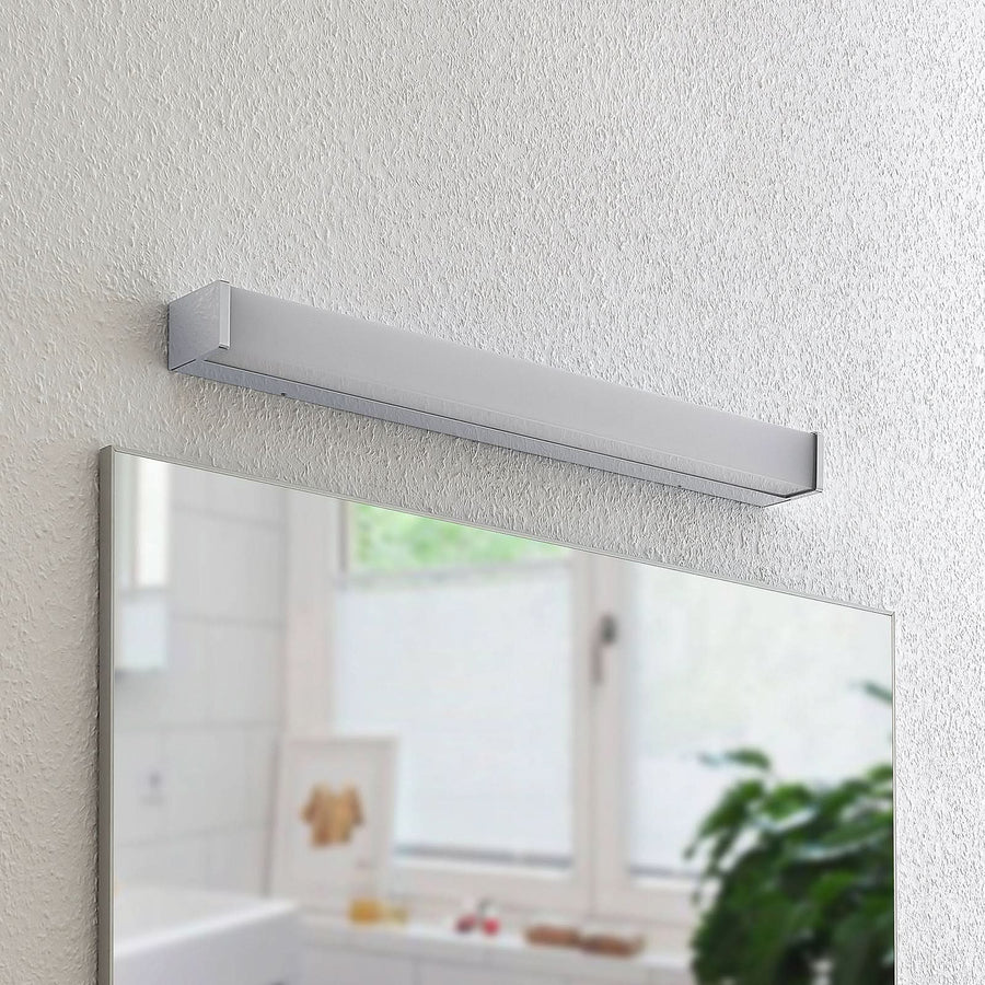 Applique murale LED Klea en aluminium, blanc et chromé, hauteur 5 cm, IP44, 3000 K, 10,5 W