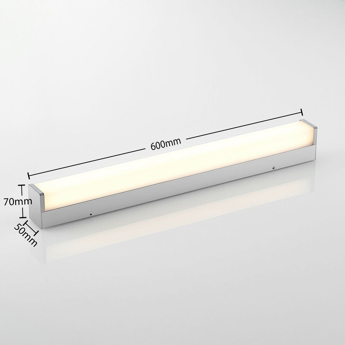 Applique murale LED Klea en aluminium, blanc et chromé, hauteur 5 cm, IP44, 3000 K, 10,5 W