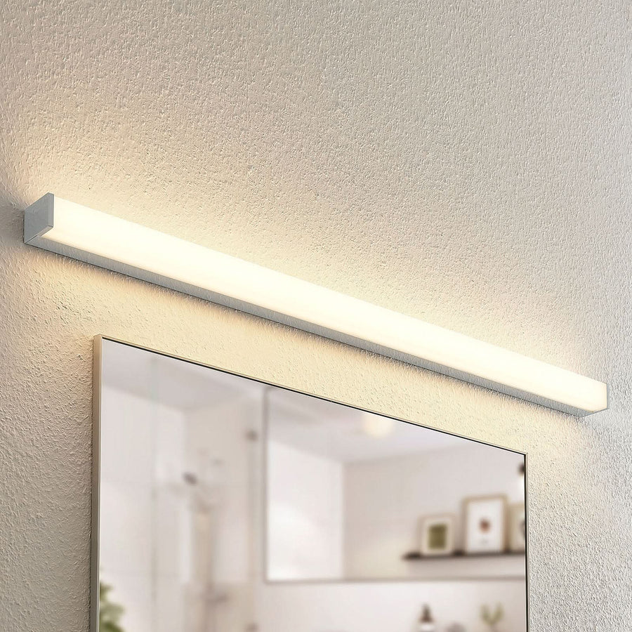 Applique murale LED Klea en aluminium, blanc et chromé, hauteur 5 cm, IP44, 3000 K, 20 W