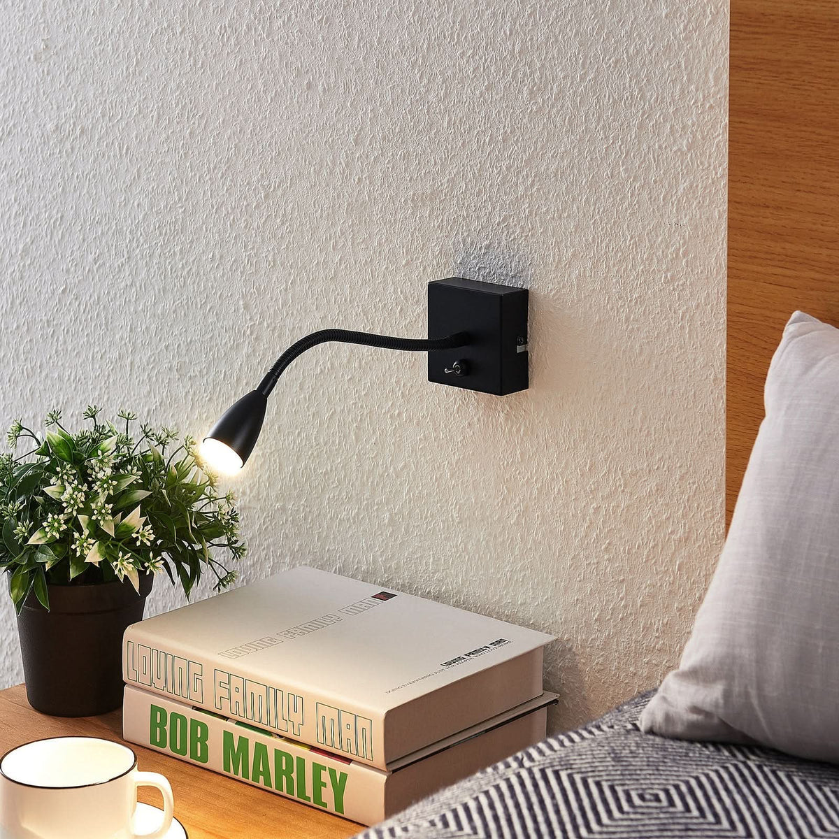 Applique murale LED Jolka en métal, noir mat, hauteur 15 cm