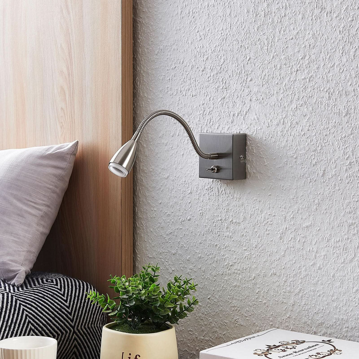 Applique murale LED Jolka en métal, nickel satiné, hauteur 7 cm