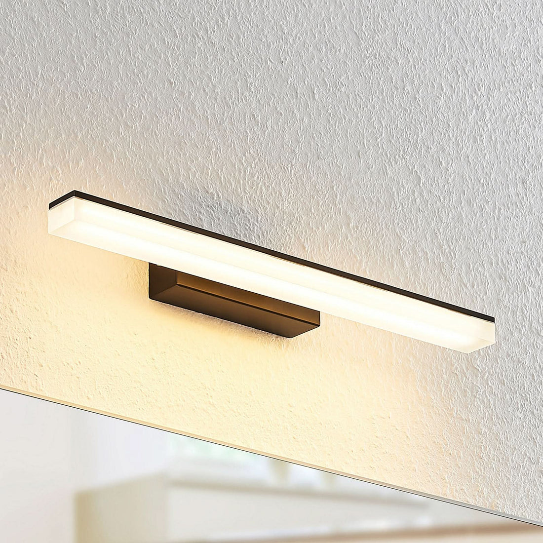 Applique murale LED Lisana en métal, noir et blanc, hauteur 5,5 cm, IP44