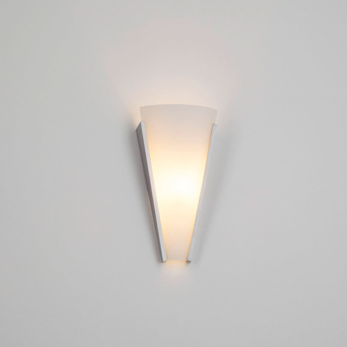 Applique murale en verre, blanc satiné et aluminium brossé, hauteur 31 cm