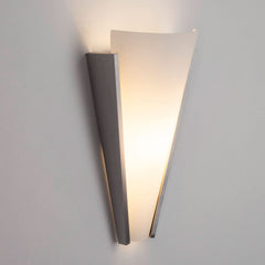 Applique murale en verre, blanc satiné et aluminium brossé, hauteur 31 cm