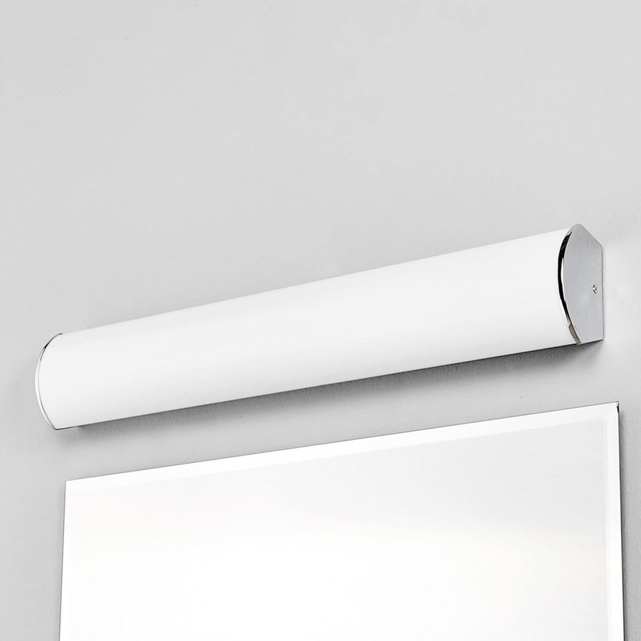 Applique murale LED Elanur en métal, blanc satiné et chromé, hauteur 9,4 cm, IP44
