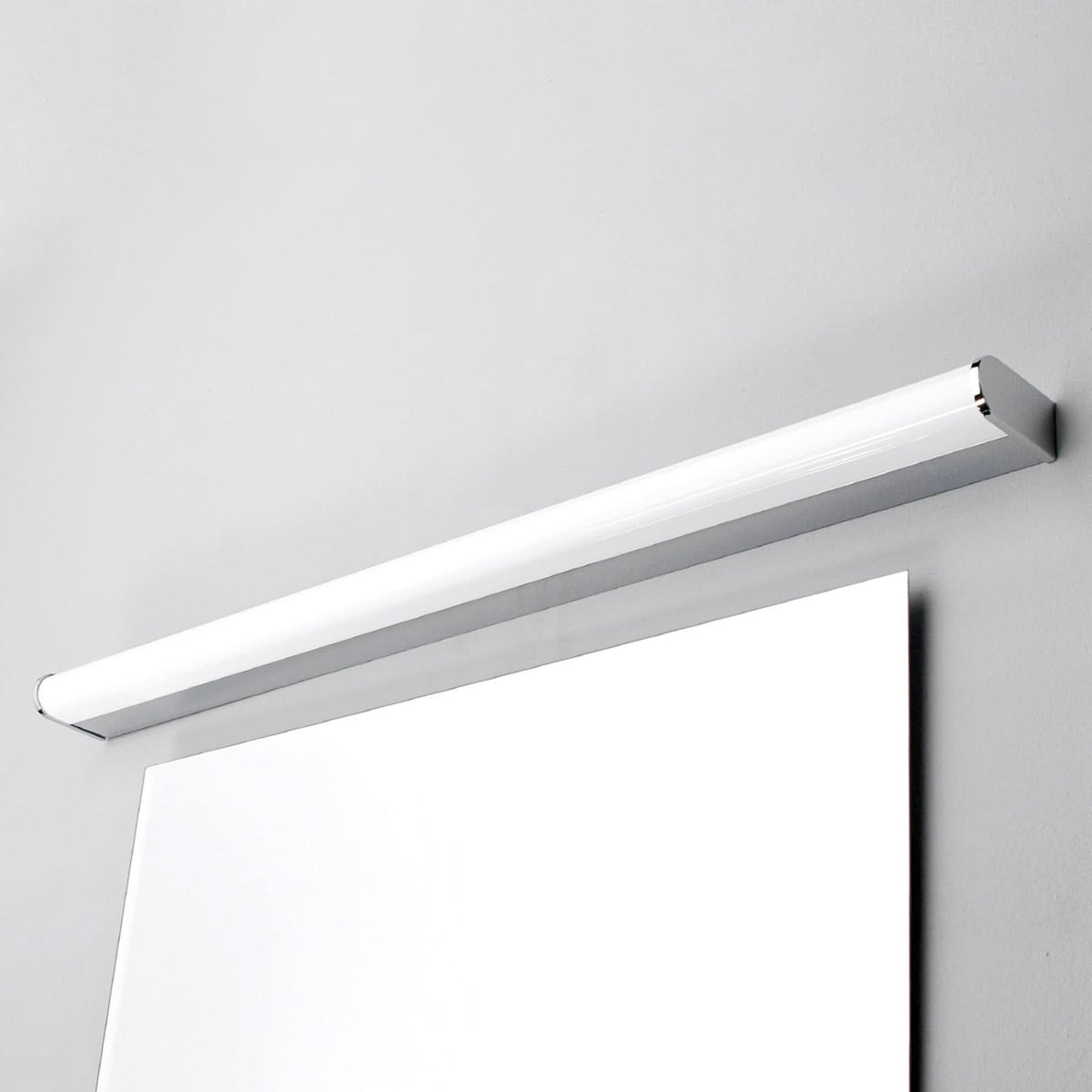 Applique murale LED en métal, chromé et blanc, hauteur 4 cm, IP44, 3000 K, 11 W, largeur 88 cm