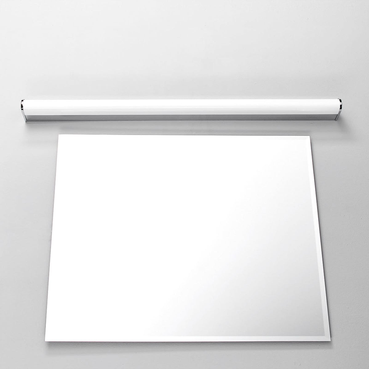 Applique murale LED en métal, chromé et blanc, hauteur 4 cm, IP44, 3000 K, 11 W, largeur 88 cm