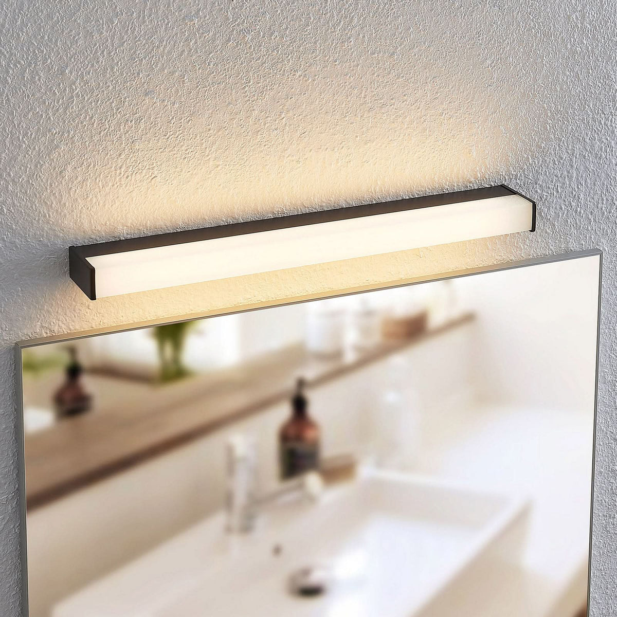 Applique murale LED Ulisan en aluminium, noir mat et blanc, hauteur 4 cm, IP44, 3000 K, 7,2 W