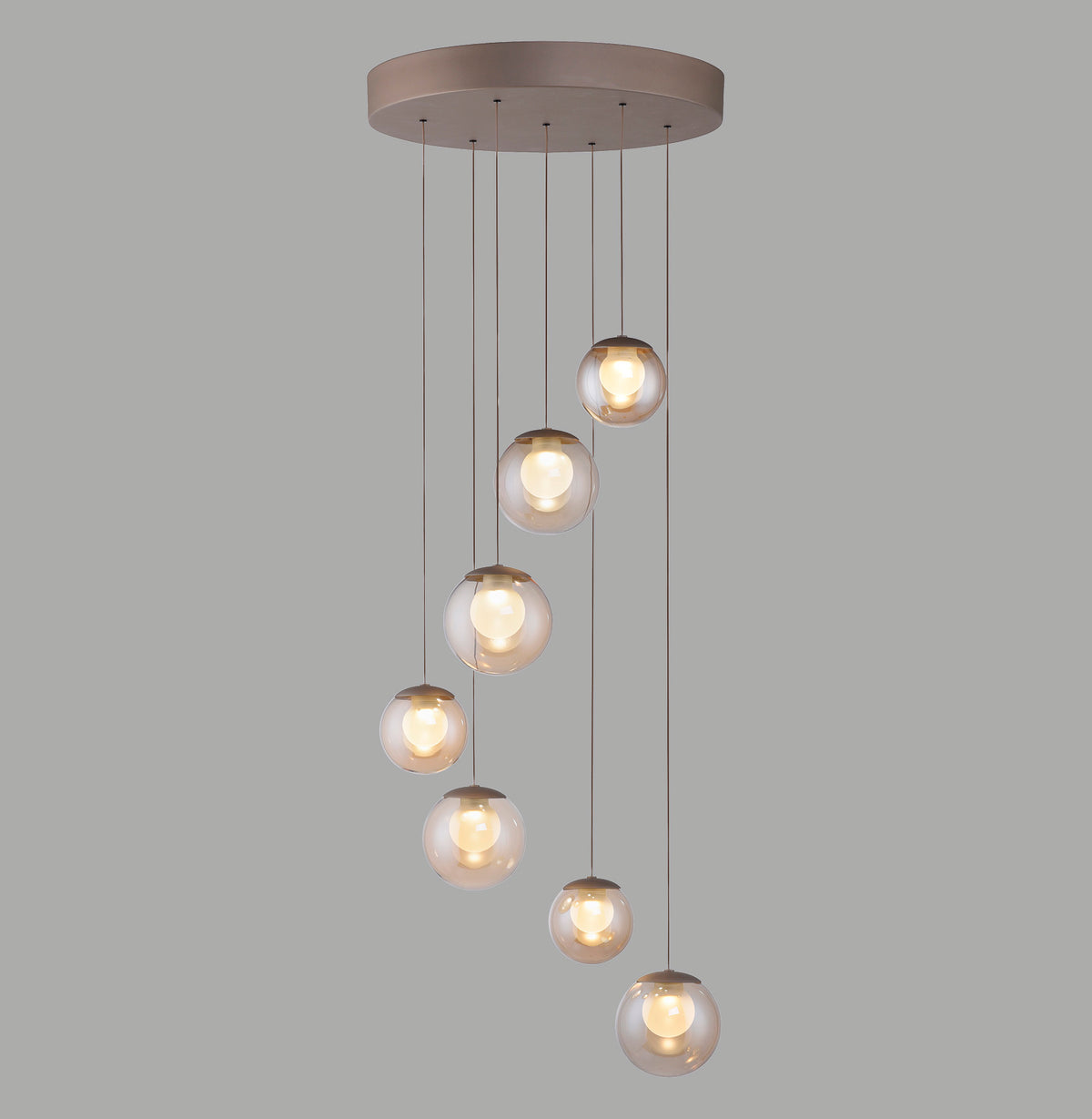 Vue de face de la suspension et ses huit globes en verre ambré allumés