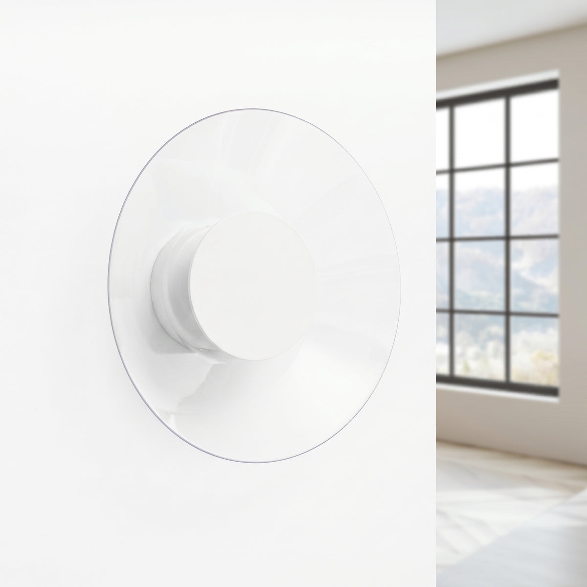 Luminaire mural blanc installé sur un mur près d'une fenêtre à croisillons