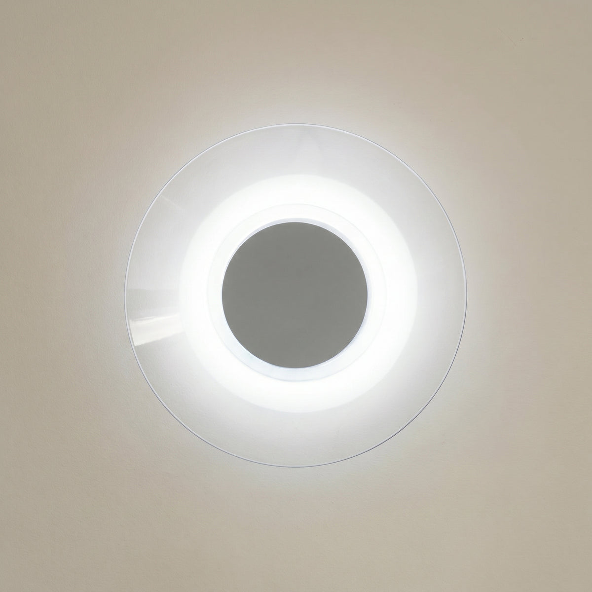 Vue frontale de l'applique allumée avec anneau lumineux blanc central