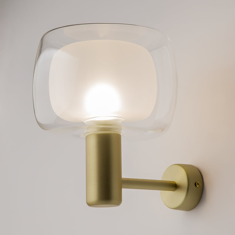 Vue rapprochée de l'applique allumée, double enveloppe de verre transparent et opalin