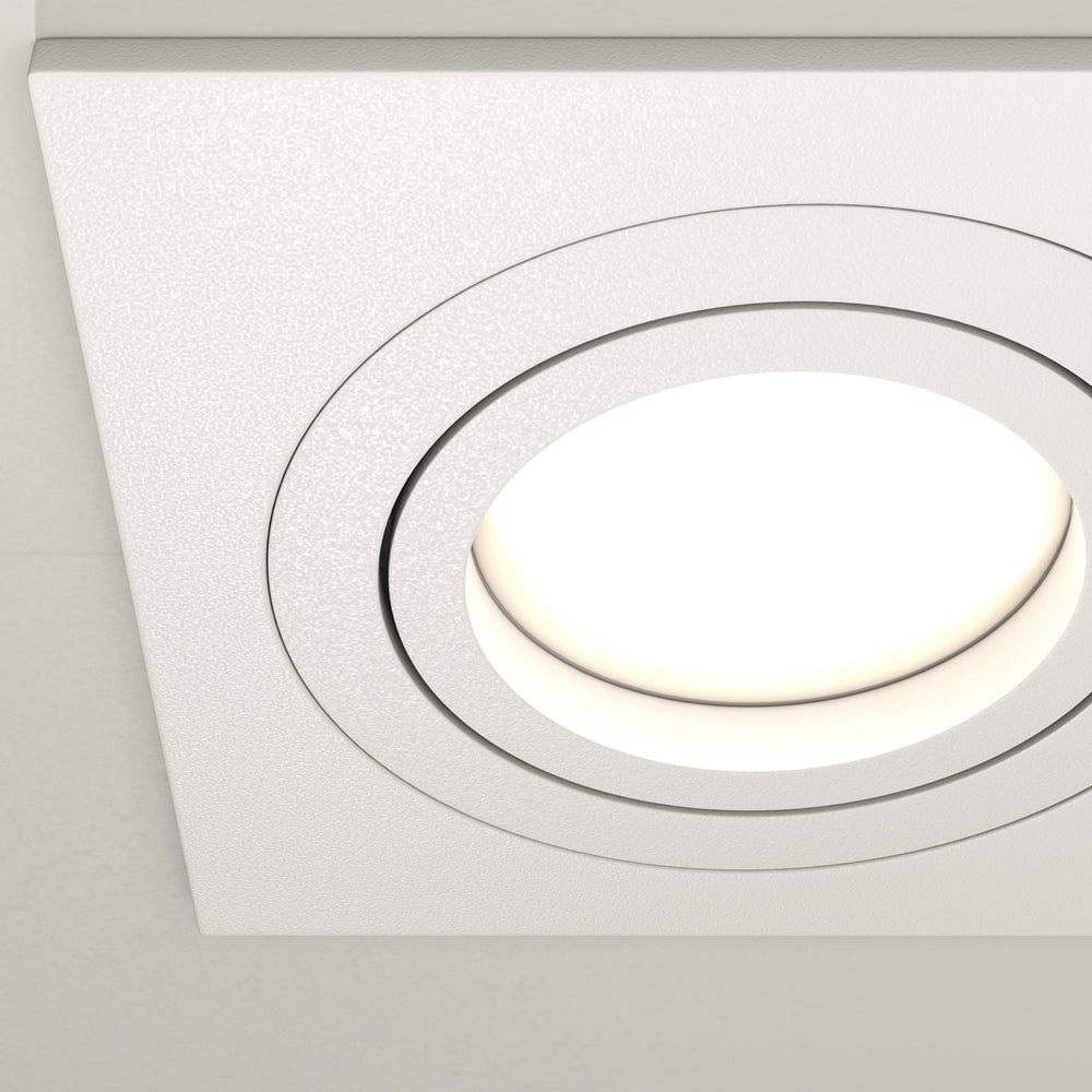 Détail rapproché du diffuseur lumineux et de la collerette blanche orientable.