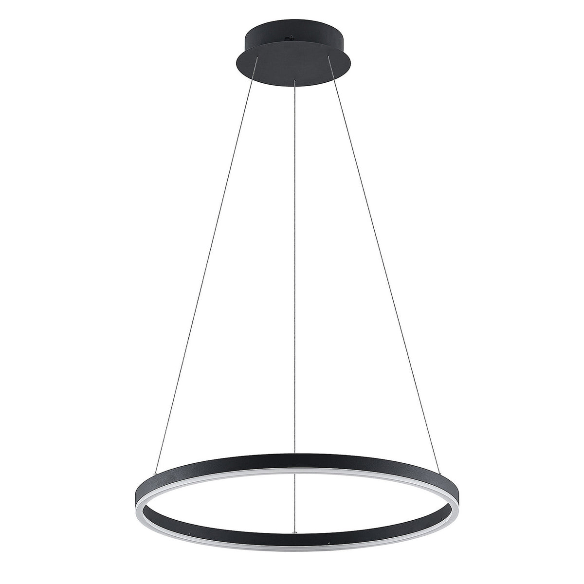 Vue en légère contre-plongée du luminaire suspendu sur fond blanc