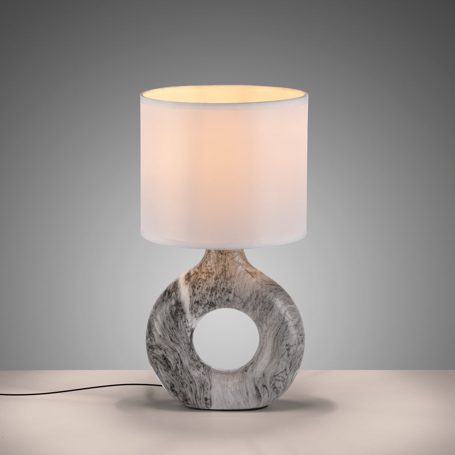 Vue face de la lampe sur surface claire, cordon d'alimentation visible à gauche