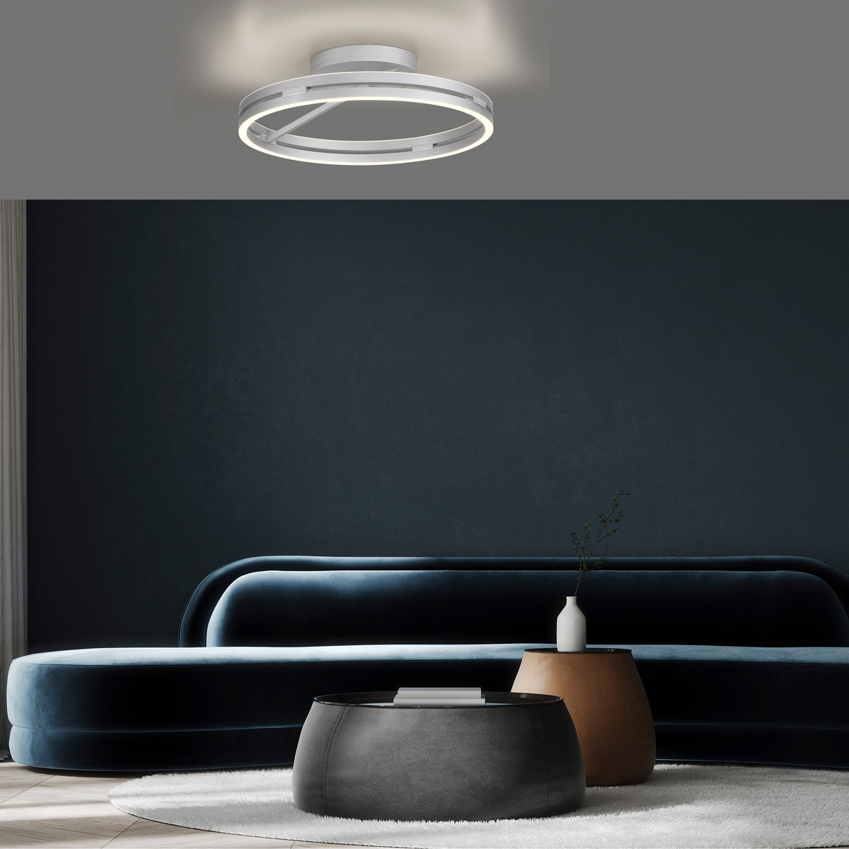 Mise en ambiance du plafonnier allumé dans un salon au canapé bleu nuit