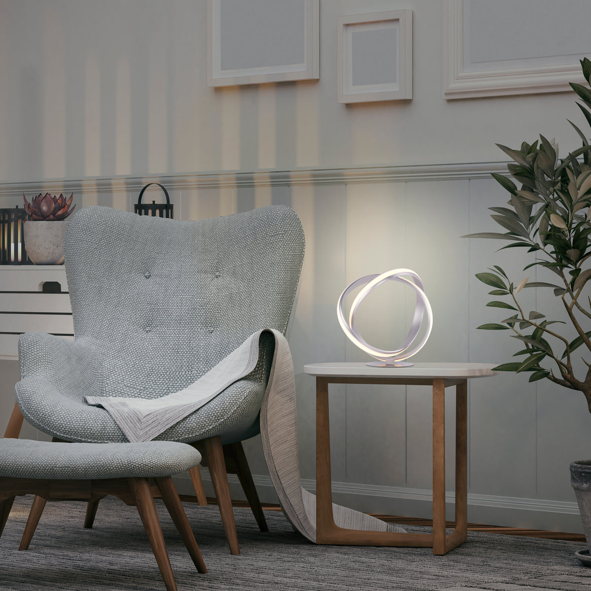 Mise en ambiance, lampe posée sur une table d'appoint près d'un fauteuil gris
