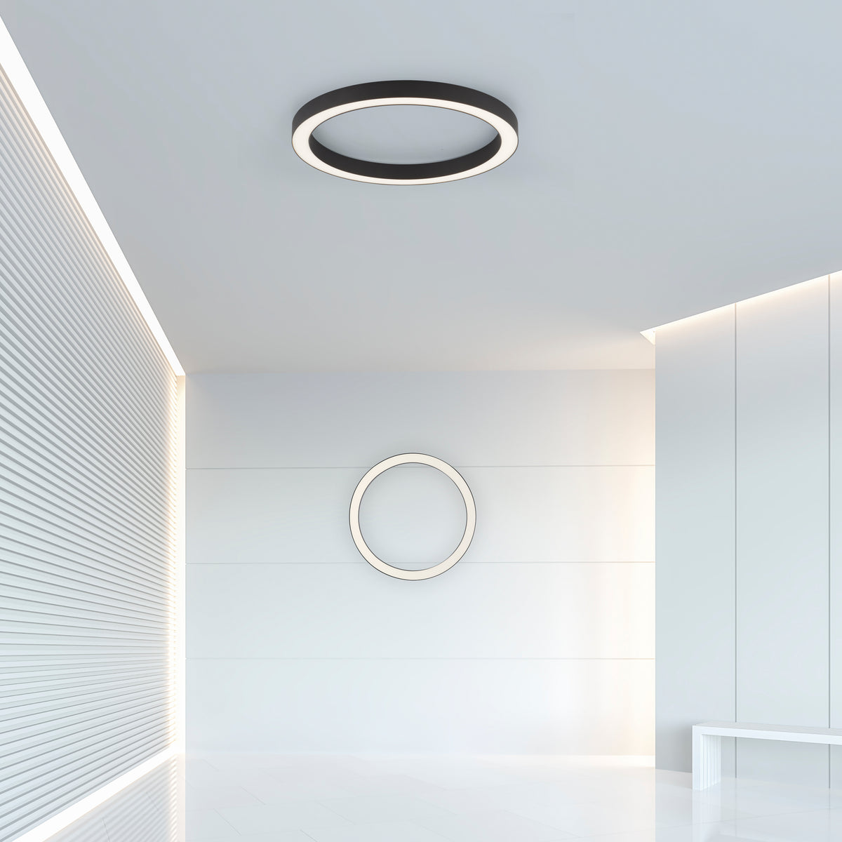 Mise en ambiance dans un intérieur blanc épuré, appareil fixé au plafond
