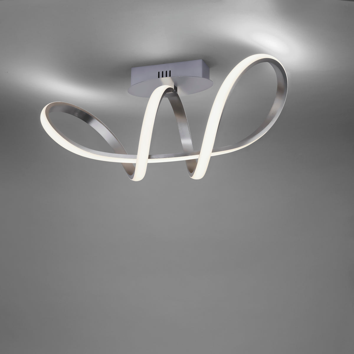 Plafonnier installé au plafond, éclairé, diffusant une lumière douce sur la pièce.