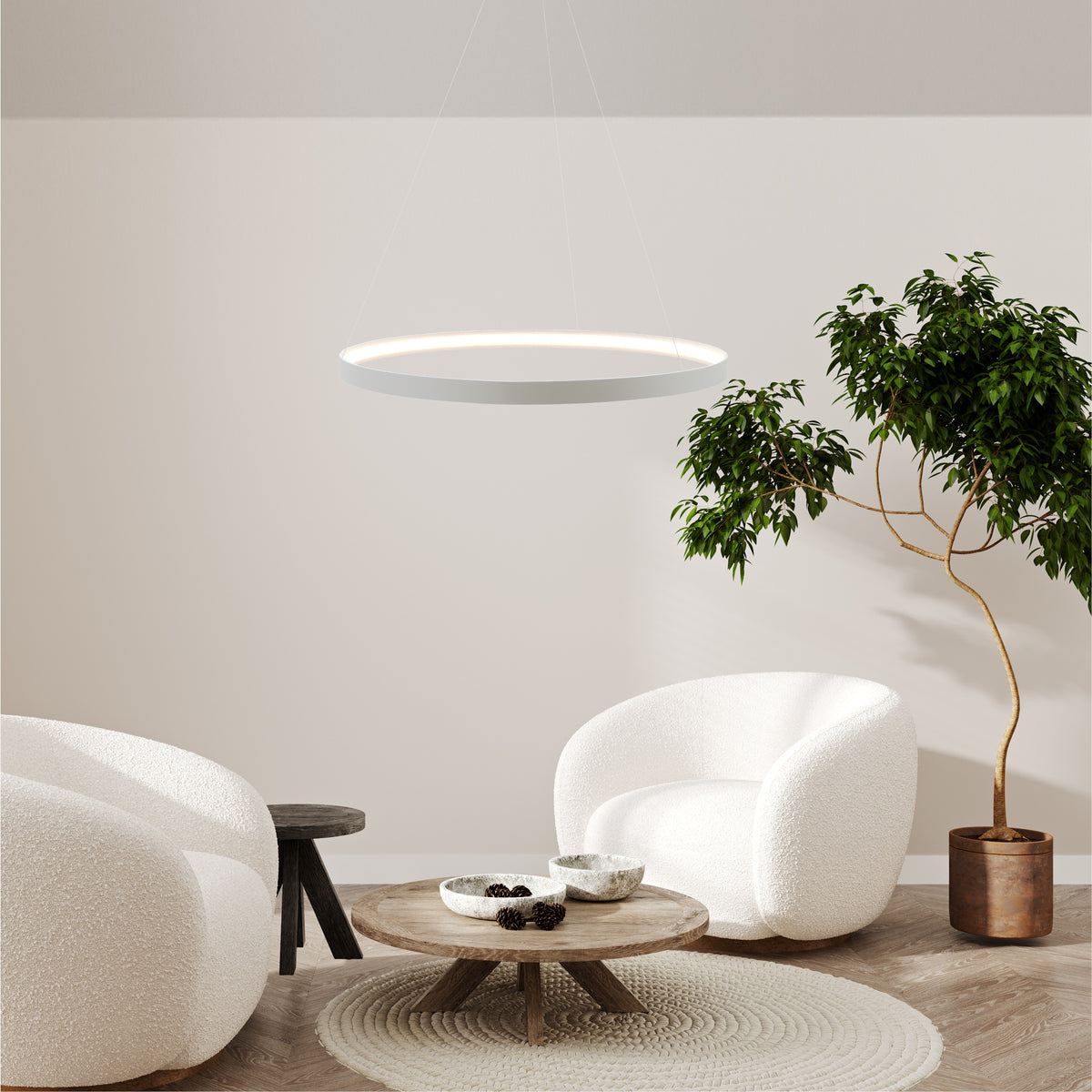 Mise en ambiance salon clair avec suspension anneau allumée au-dessus table basse