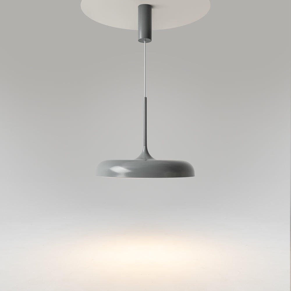 Vue en légère contre-plongée du luminaire suspendu diffusant une lumière chaude