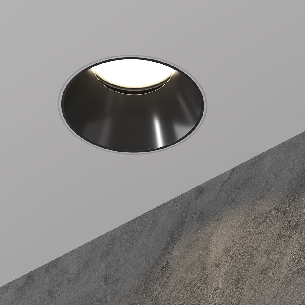 Mise en ambiance du spot allumé dans un plafond au-dessus d'un mur béton