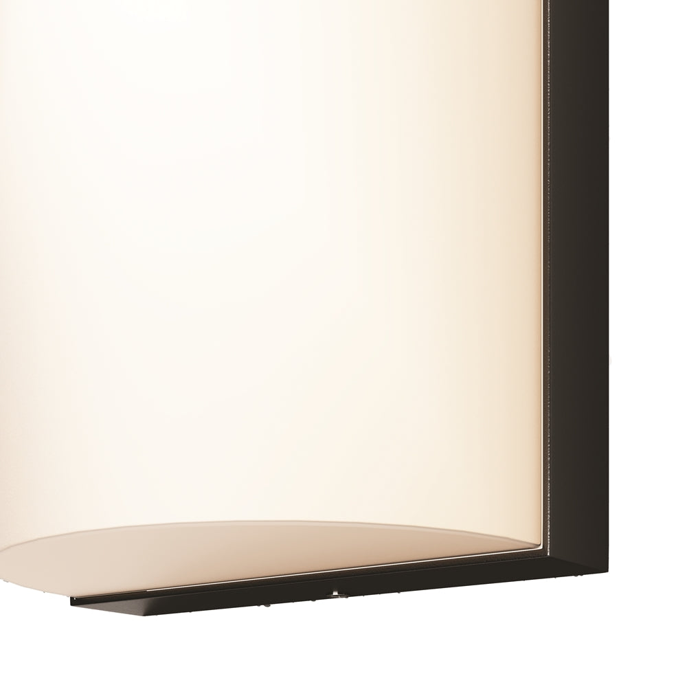 Détail du bord inférieur éclairé, lumière chaude et finition noire brillante