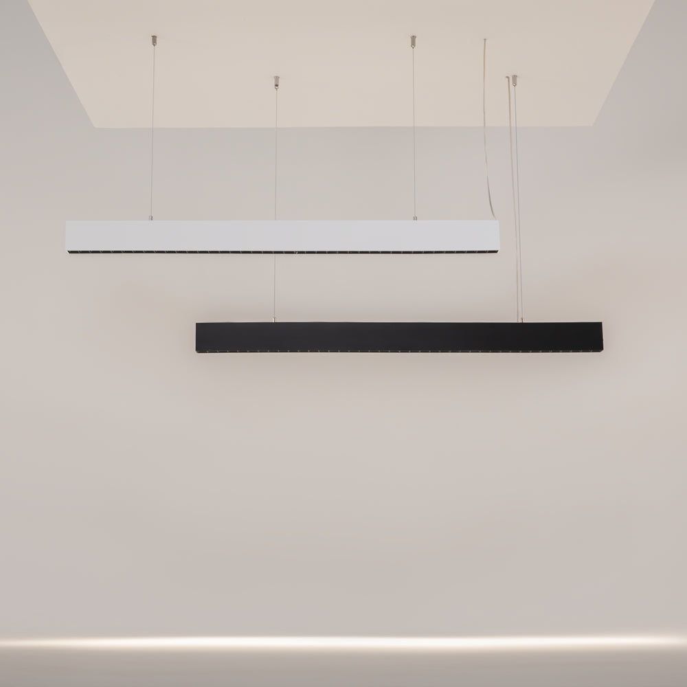 Deux luminaires suspendus côte à côte, un modèle blanc et un modèle noir
