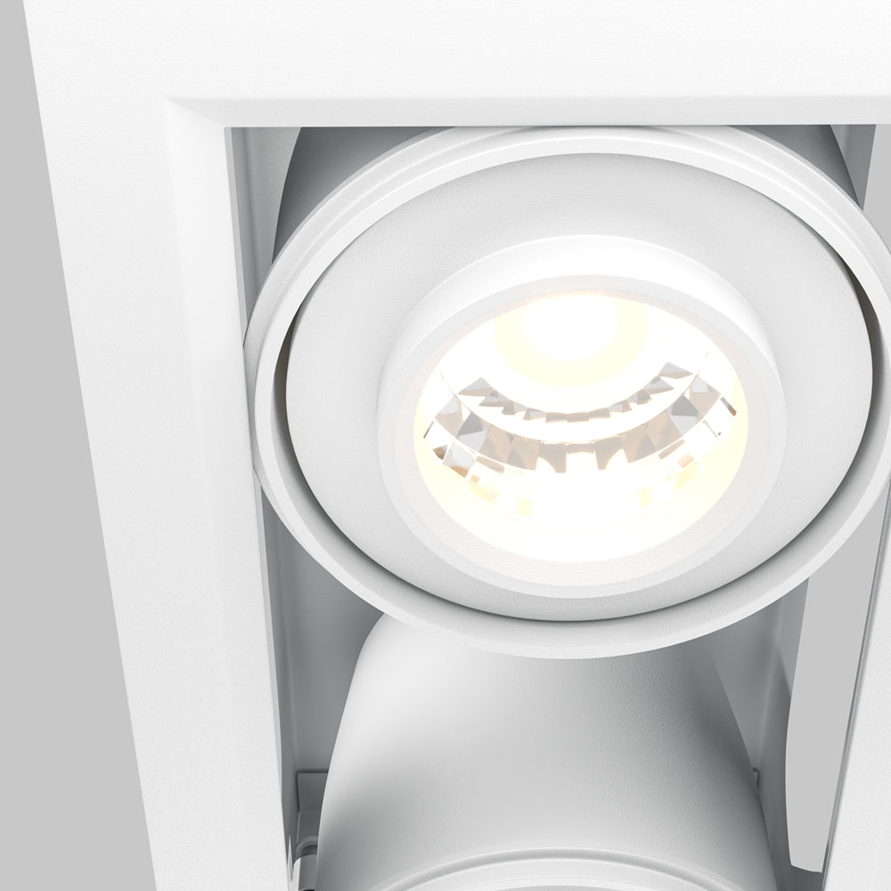 Gros plan sur une tête de projecteur ronde blanche et sa lentille allumée