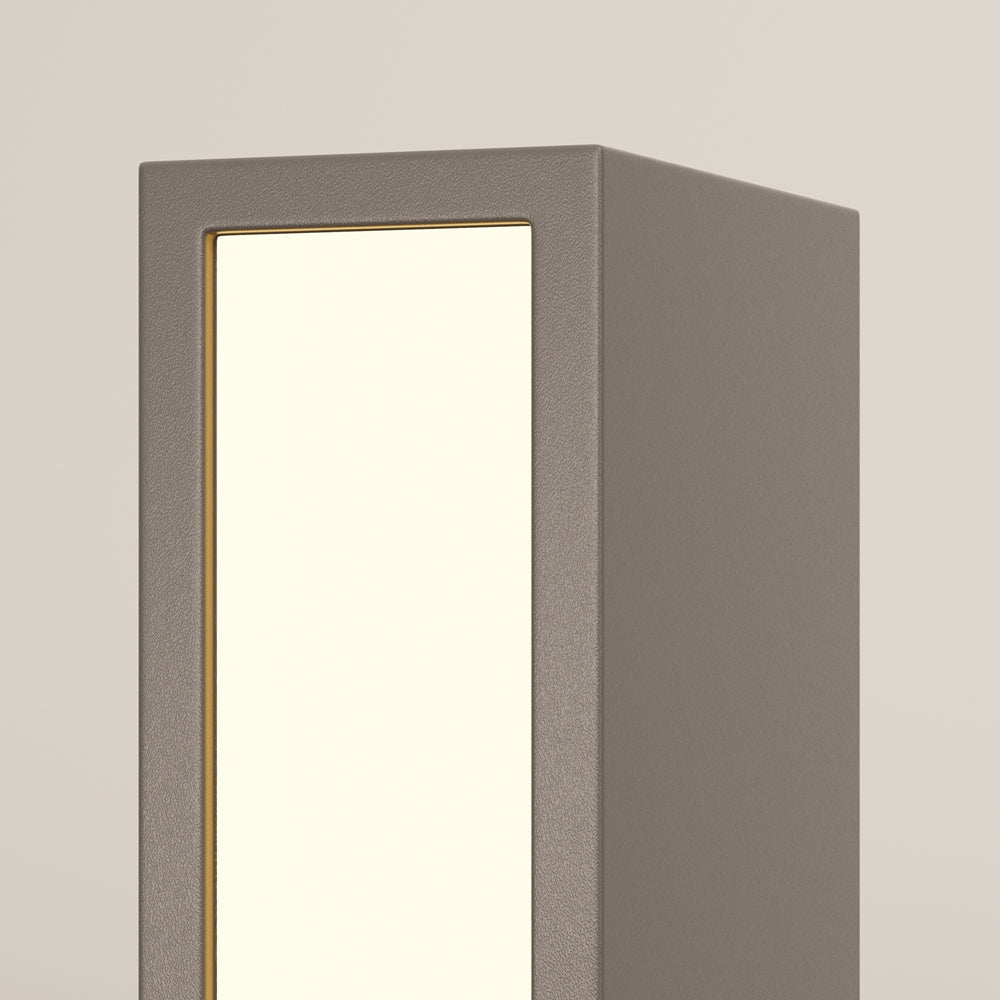 Détail de la finition grise et du cadre doré autour du panneau lumineux, fond beige.