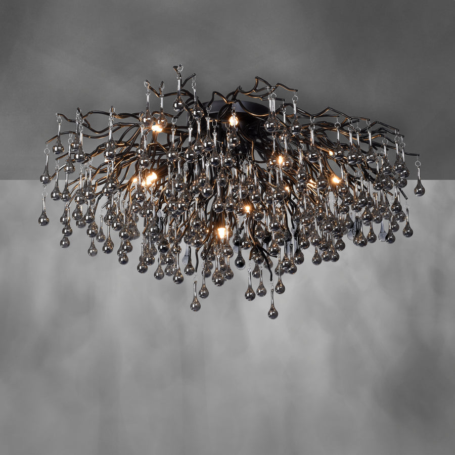 Vue de face du plafonnier sur fond gris anthracite, branches noires et nombreux pendants cristal